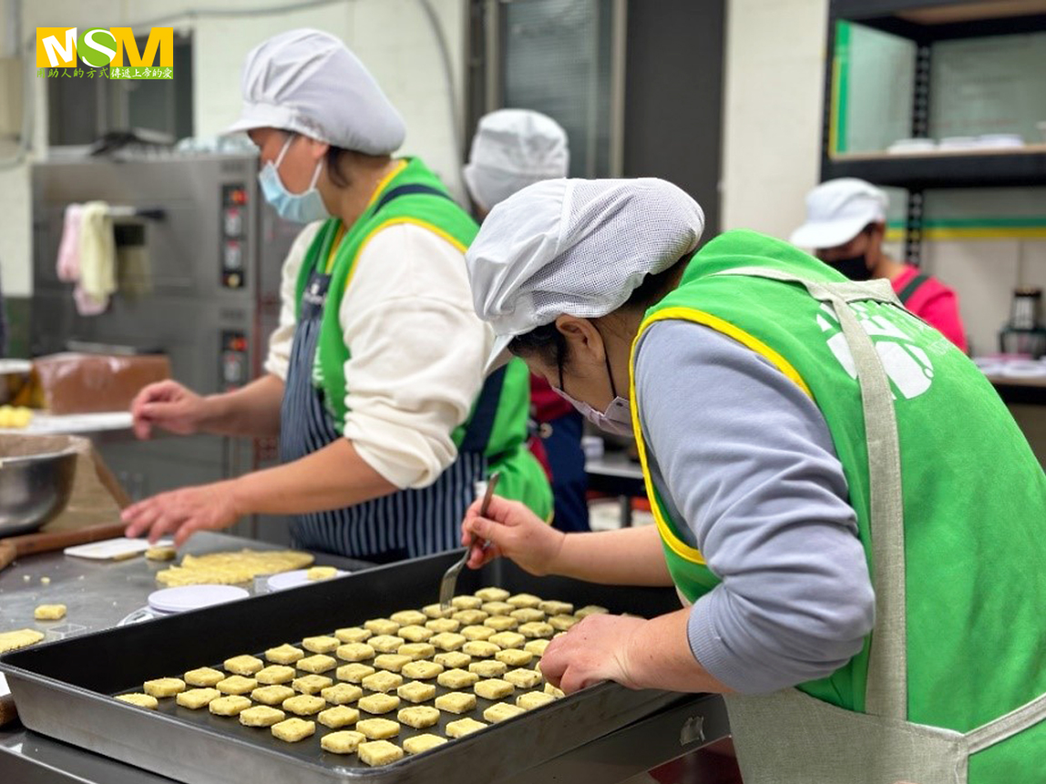 在橘子的帶領,以工帶振成員掌握烘焙技能製作每塊餅乾。